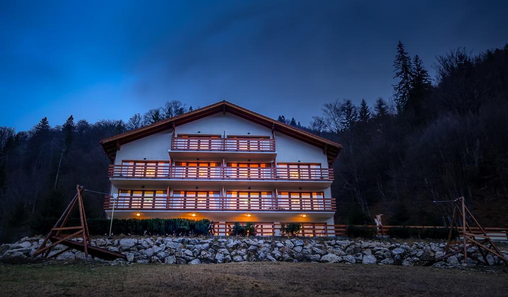 Panorama Pietrei Craiului Hotel Zarnesti Exterior photo
